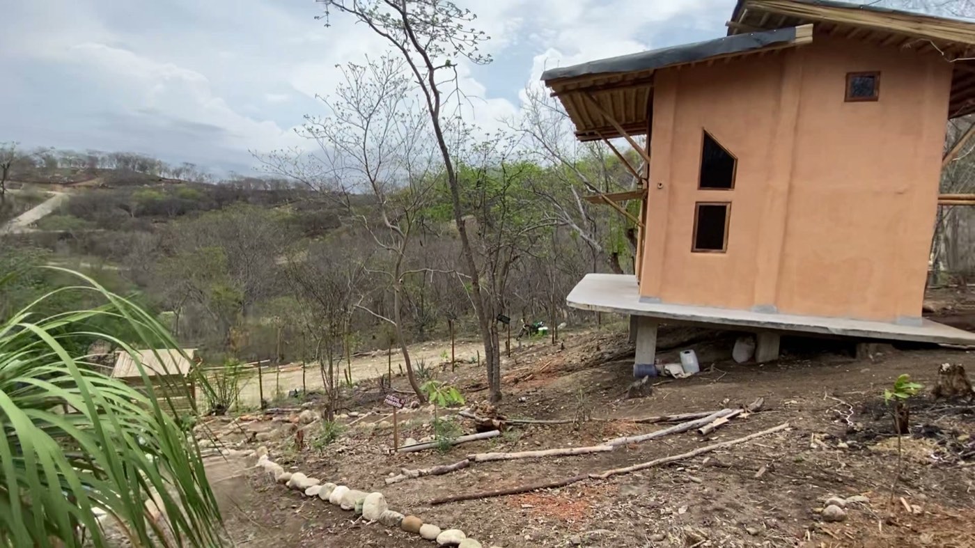La Casita del Cerro, una casa de bambú y tierra en la costa de Oaxaca
